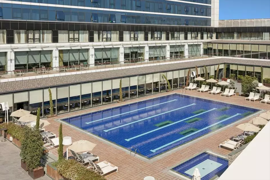 استخر Titanic Business Golden Horn